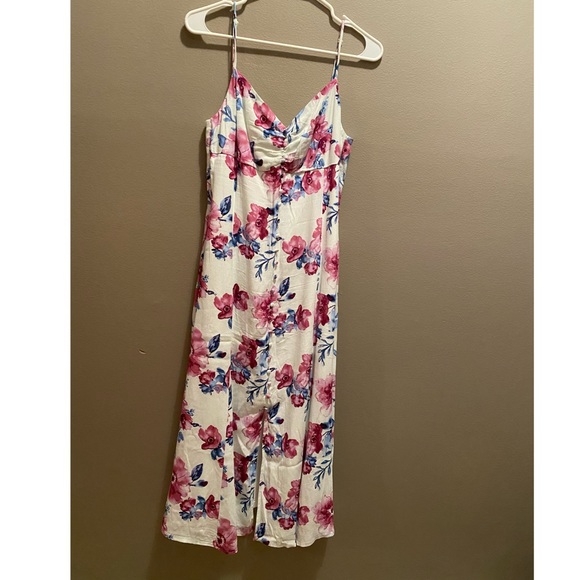 •LULU’S• WHITE FLORAL BUTTON ACCENT SLIT DRESS - Picture 2 of 4